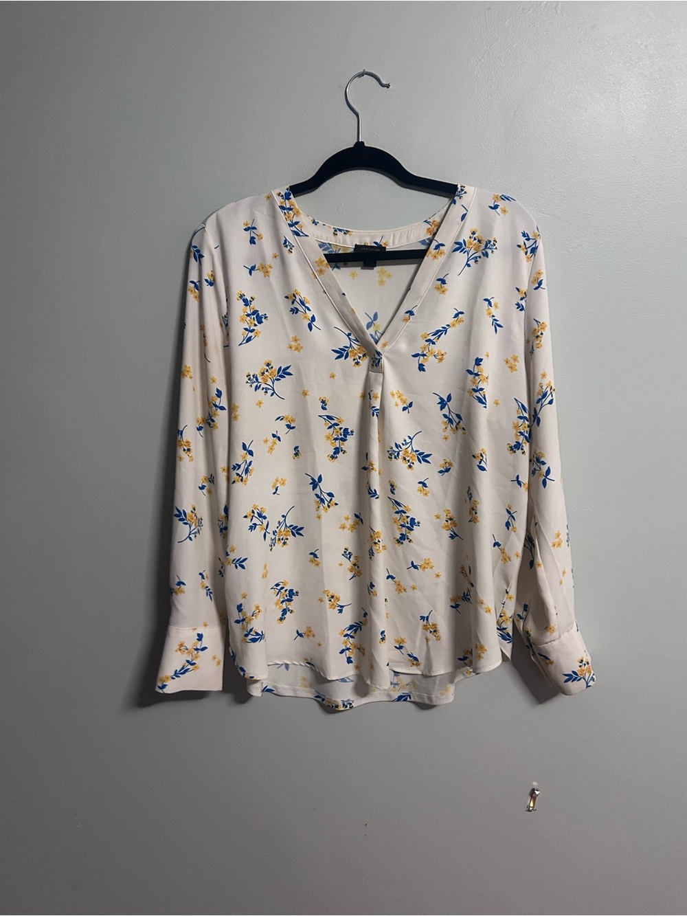 Ann Taylor White Floral V-Neck Blouse with Blue and Yellow Print